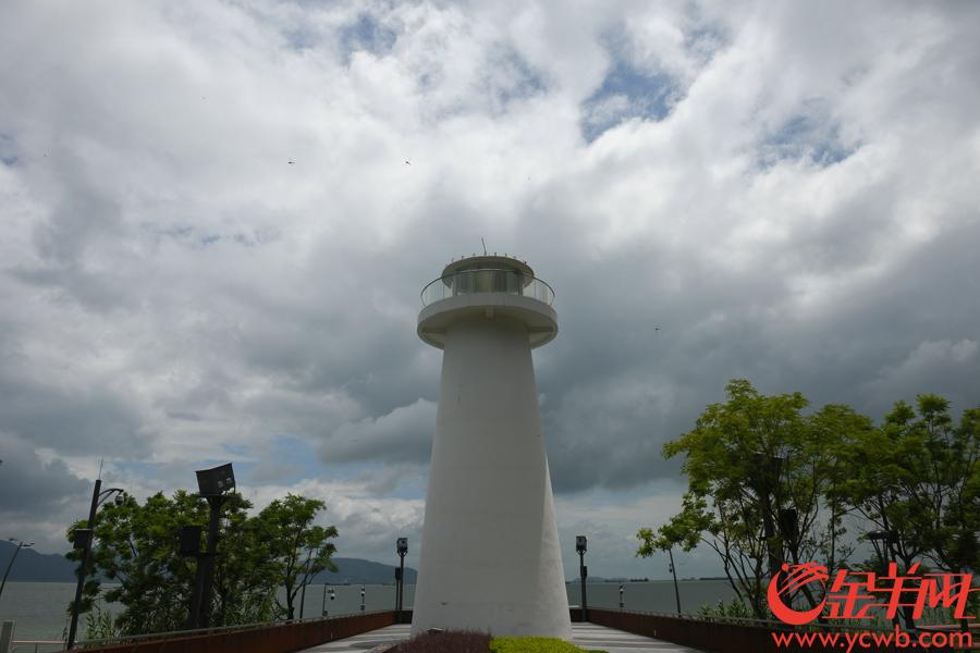 深圳湾滨海休闲的灯塔，台风带来的雨云迅速移动着，时而露出蓝天时而乌云密布。王磊 摄