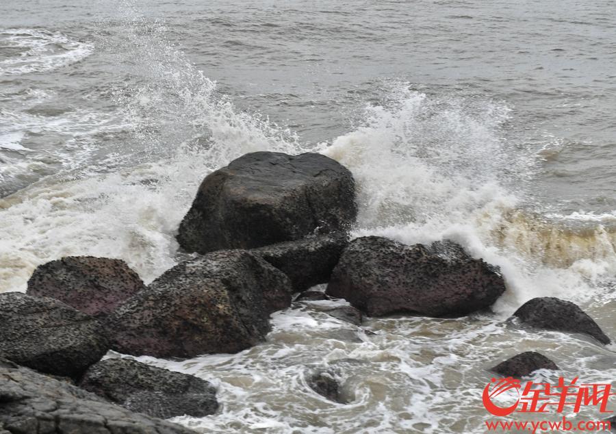 2018年8月14日下午，台风“贝碧嘉”临近，阳江市海陵岛附近海域掀起大浪，海陵岛部分景区已禁止游客进入。记者 汤铭明 摄