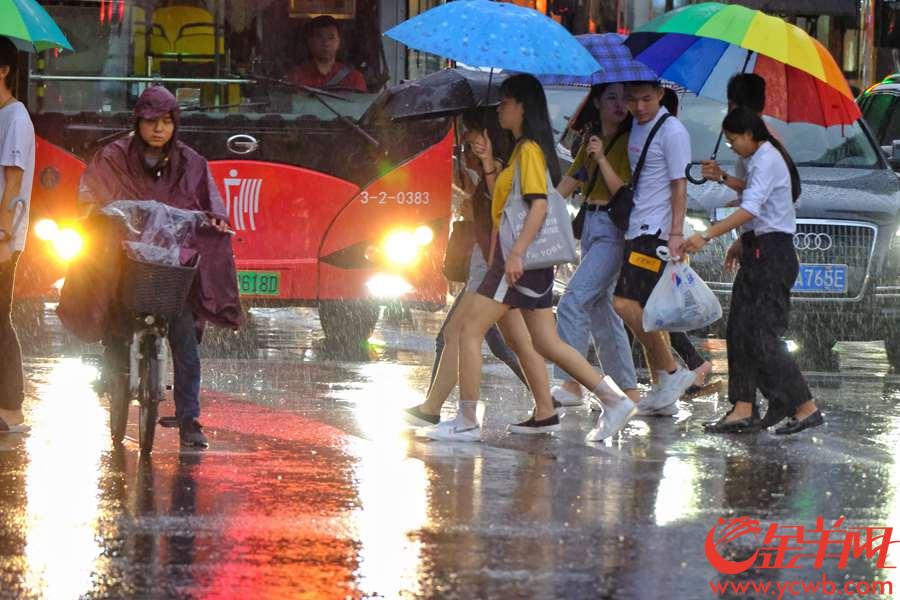 今天(17号）傍晚，乌云笼罩广州，雷声阵阵，骤雨倾盘，下班的市民急急走避，但放假的孩童就开心雨中玩乐，七夕之夜，卖花的大哥就“头大”了。金羊网记者 陈秋明 摄