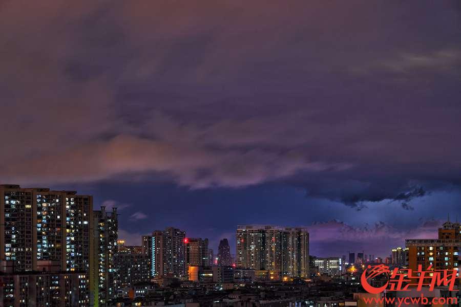 8月21日晚上，羊城天空雷声隆隆，风吹云卷，一道道闪电如同在羊城夜空绘画，美极。金羊网记者  陈秋明 摄影报道。