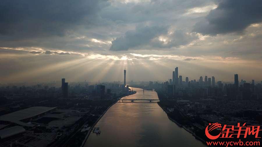 2018年9月12日傍晚，台风来临前的广州日落金光万丈。金羊网记者 宋金峪 摄 