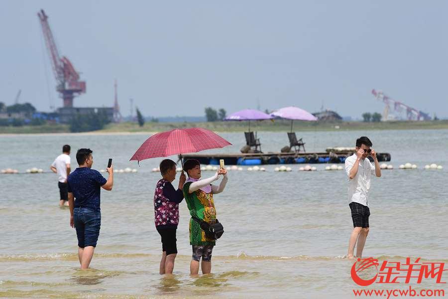 第23号台风“百里嘉”对湛江影响不大，9月13日湛江金沙湾海滨浴场许多市民还在玩耍。 图/金羊网记者 邓勃