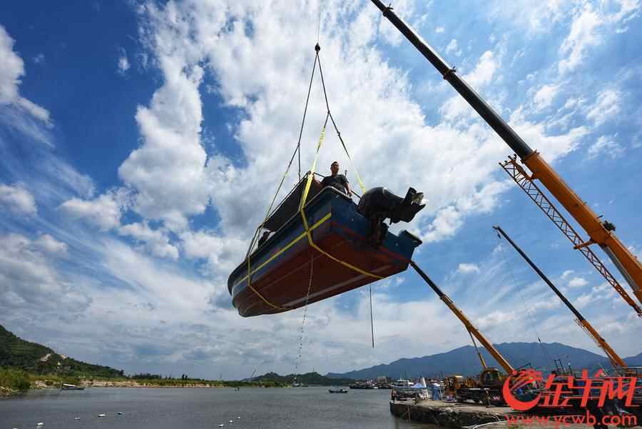 小桂码头，吊车陆续将快艇、渔船吊上岸躲避台风。王磊摄