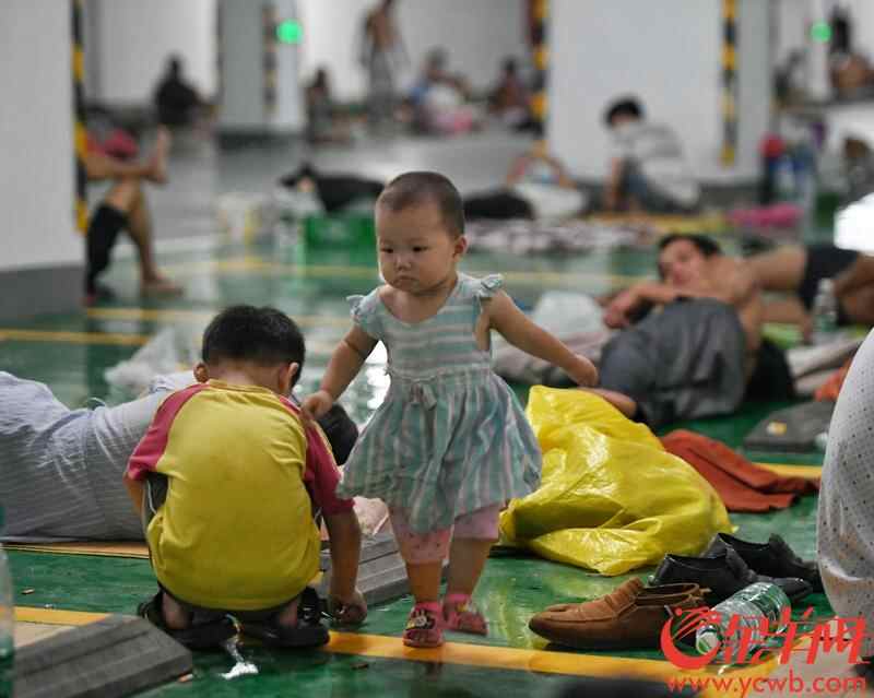 2018年9月16日，强台风“山竹”在江门台山海宴镇登陆，图为台山新宁体育馆地下车库，近2300名建筑工人安置在此休息。  记者  汤铭明 摄