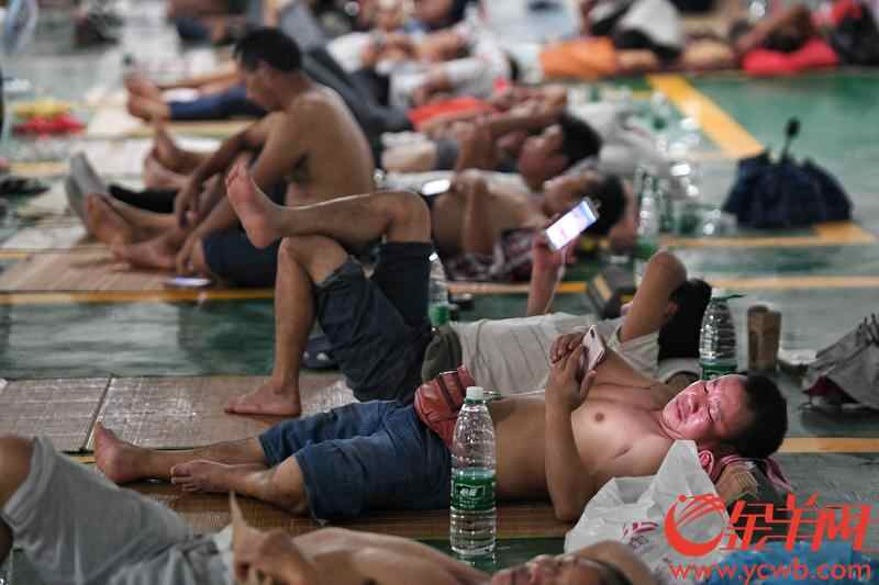 2018年9月16日，强台风“山竹”在江门台山海宴镇登陆，图为台山新宁体育馆地下车库，近2300名建筑工人安置在此休息。  记者  汤铭明 摄