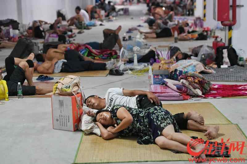 2018年9月16日，强台风“山竹”在江门台山海宴镇登陆，图为台山新宁体育馆地下车库，近2300名建筑工人安置在此休息。  记者  汤铭明 摄