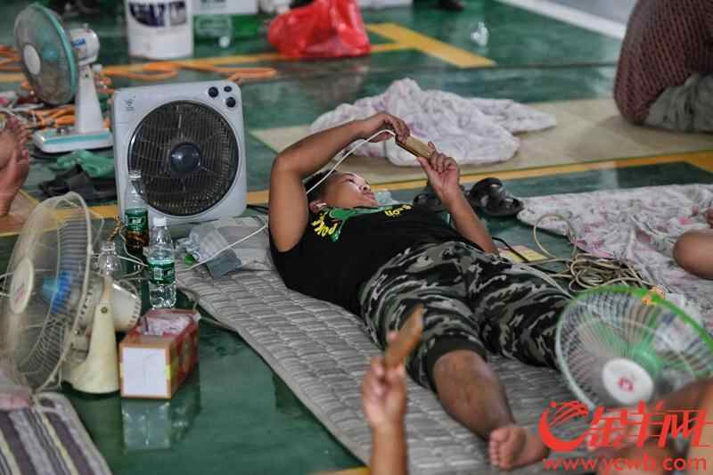 2018年9月16日，强台风“山竹”在江门台山海宴镇登陆，图为台山新宁体育馆地下车库，近2300名建筑工人安置在此休息。  记者  汤铭明 摄