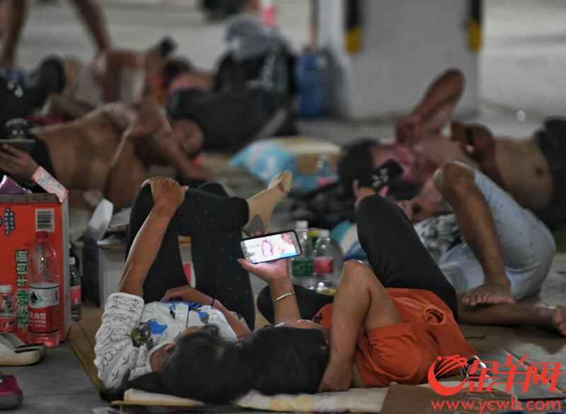 2018年9月16日，强台风“山竹”在江门台山海宴镇登陆，图为台山新宁体育馆地下车库，近2300名建筑工人安置在此休息。  记者  汤铭明 摄