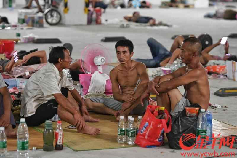 2018年9月16日，强台风“山竹”在江门台山海宴镇登陆，图为台山新宁体育馆地下车库，近2300名建筑工人安置在此休息。  记者  汤铭明 摄