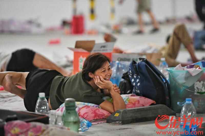 2018年9月16日，强台风“山竹”在江门台山海宴镇登陆，图为台山新宁体育馆地下车库，近2300名建筑工人安置在此休息。  记者  汤铭明 摄