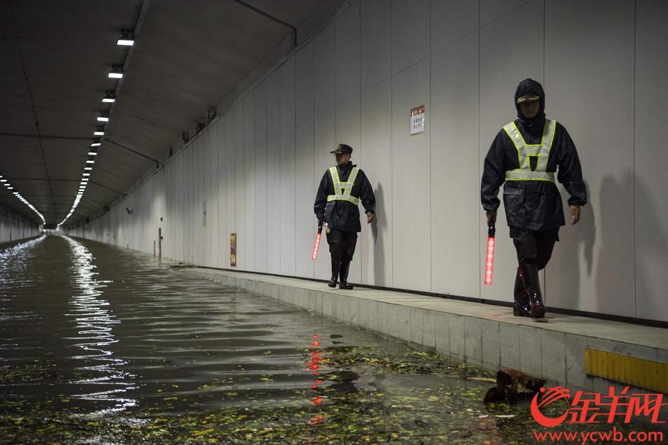 2018年9月16日晚23时许，救援人员在临江大道新中轴隧道水浸路段检查水浸情况。 记者 周巍 摄