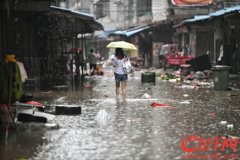2018年9月17日，台风“山竹”过境后，开平老城区街道内水浸严重。 记者 汤铭明 摄