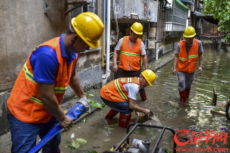 2018年9月17日早，海珠区基立下道附近的居民小区积水未退，市民正在清理家中受浸物品。三防人员带来抽水机进行抽水工作。记者 宋金峪 摄
