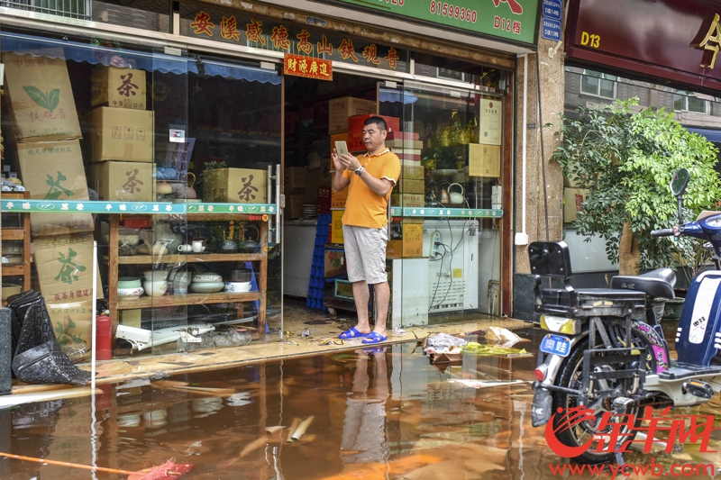 2018年9月17日，受台风山竹影响，广州芳村茶叶市场一带水浸严重，今早仍有部分地方积水未退。由于茶叶被泡来不及转移，各茶叶档口在此次水浸中均遭受一定程度的损失。记者 宋金峪 摄