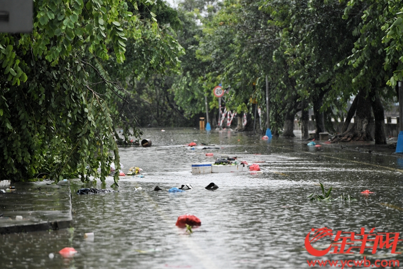 2018年9月17日，台风“山竹”过境后，开平老城区街道内水浸严重。 记者 汤铭明 摄