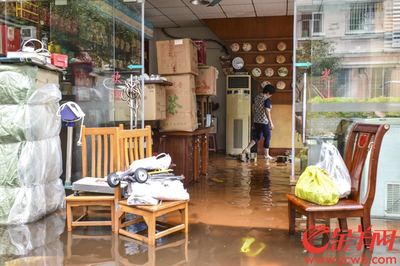 2018年9月17日，受台风山竹影响，广州芳村茶叶市场一带水浸严重，今早仍有部分地方积水未退。由于茶叶被泡来不及转移，各茶叶档口在此次水浸中均遭受一定程度的损失。记者 宋金峪 摄