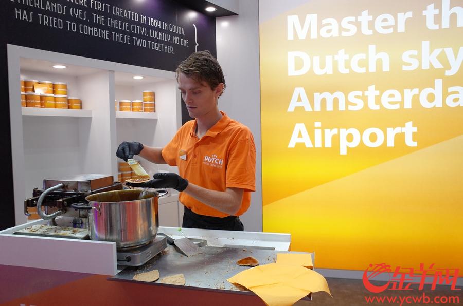 18日，世航会现场，阿姆斯特丹机场提供华夫饼揽客。
金羊网记者 唐珩 摄