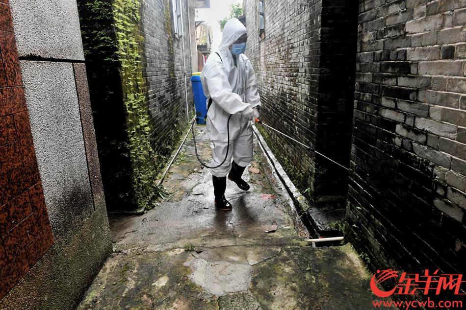 2018年9月18日上午，台山市白沙镇五围村，村内水涝退去后，白沙镇中心卫生院的工作人员正在喷洒消毒剂预防灾后传染病等疫情发生。金羊网记者 汤铭明 摄