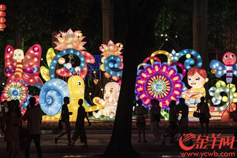 2018年9月19日晚，文化公园2018中秋灯会以“繁花盛果”主题亮相。今年全园免费展出23组大中型灯组和近千盏气氛灯。记者 宋金峪 摄