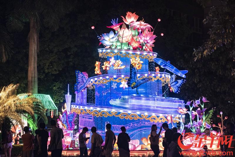 2018年9月19日晚，文化公园2018中秋灯会以“繁花盛果”主题亮相。今年全园免费展出23组大中型灯组和近千盏气氛灯。记者 宋金峪 摄