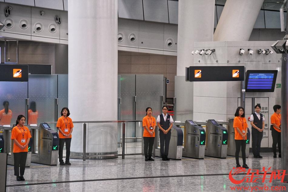 2018年9月22日，香港西九龙站，广深港高铁（香港段）开通仪式举行前，车站内各工作人员正在做仪式前的准备工作。金羊网记者 宋金峪 摄