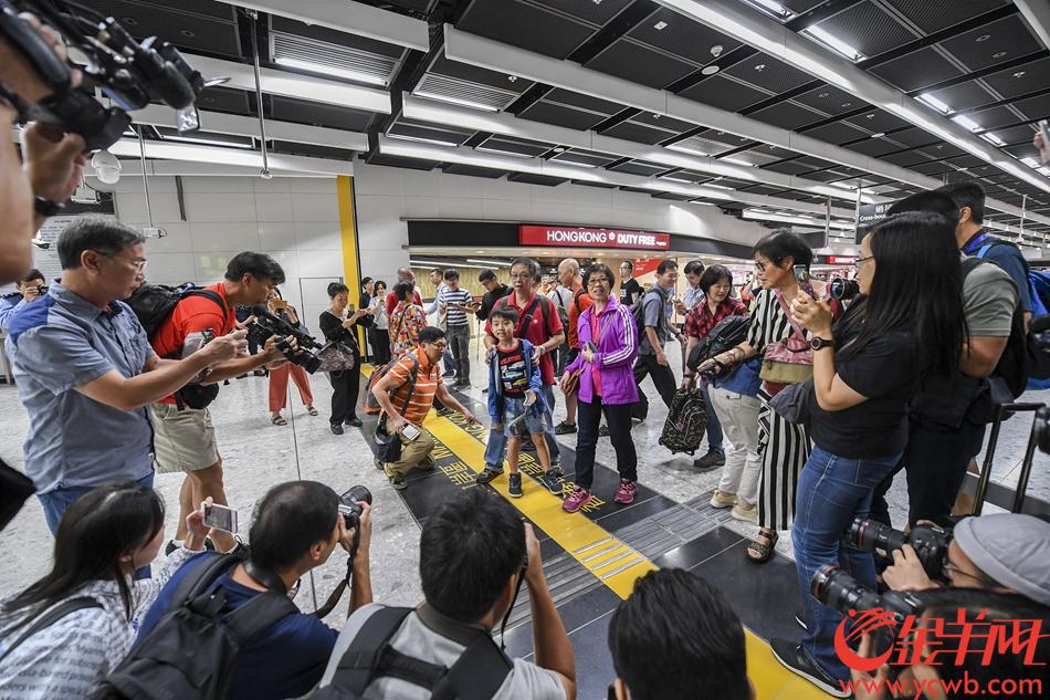 2018年9月23日，香港西九龙站，乘坐广深港高铁西九龙站始发的G5736乘客进入“一地两检”出入境程序。 记者 宋金峪 摄 
