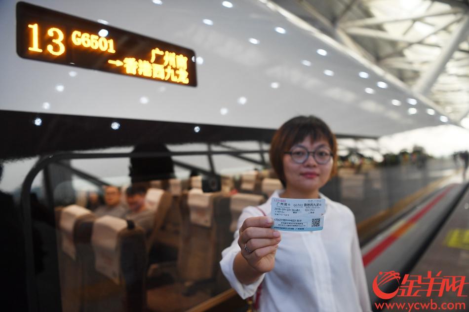 9月23日，广深港高铁高铁正式开通，早上6:48首班列车G6501从广州南站出发，开往香港西九龙站。 记者林桂炎摄