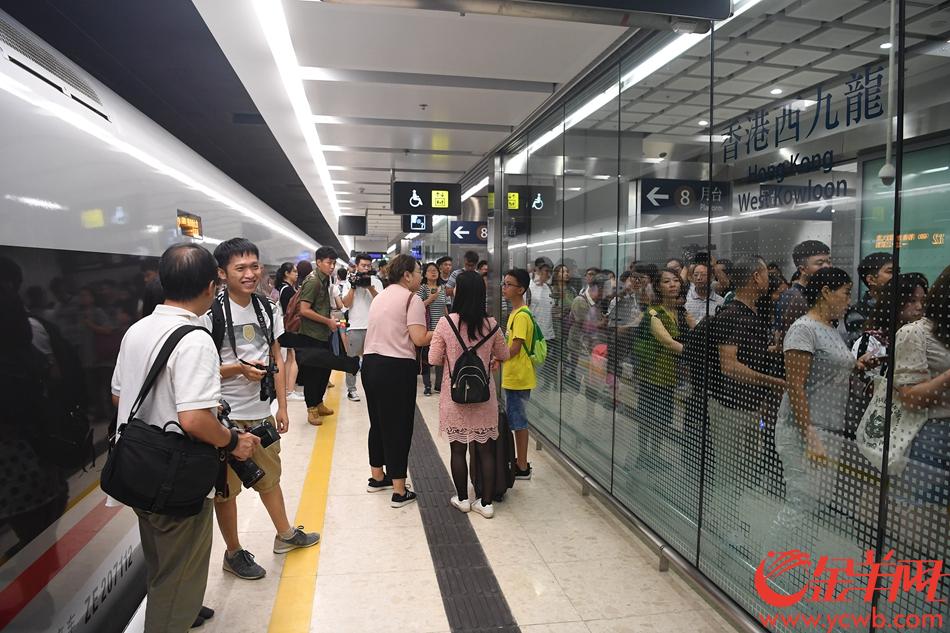 23日，广深港高铁高铁正式开通，早上6:48首班列车G6501从广州南站出发，开往香港西九龙站。图为抵达西九龙站 记者林桂炎摄