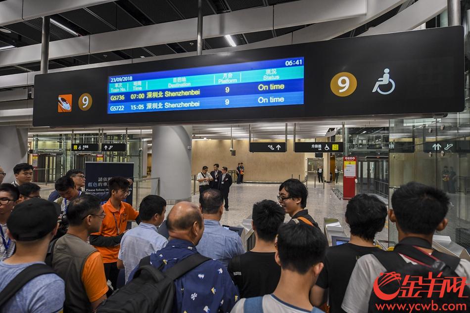 2018年9月23日，6时45分左右，香港西九龙站，乘坐广深港高铁西九龙站始发的G5736乘客准备登车。记者 宋金峪 摄