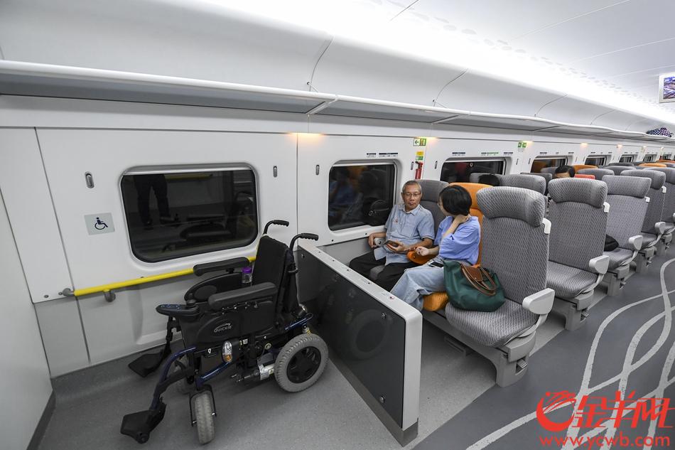 广深港高铁香港首发g5736列车出发 车厢内部宽敞明亮
