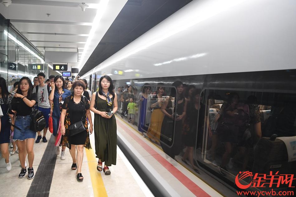 23日，广深港高铁高铁正式开通，早上6:48首班列车G6501从广州南站出发，开往香港西九龙站。图为抵达西九龙站 记者林桂炎摄