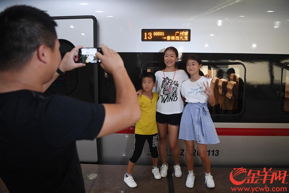 9月23日，广深港高铁高铁正式开通，早上6:48首班列车G6501从广州南站出发，开往香港西九龙站。 记者林桂炎摄