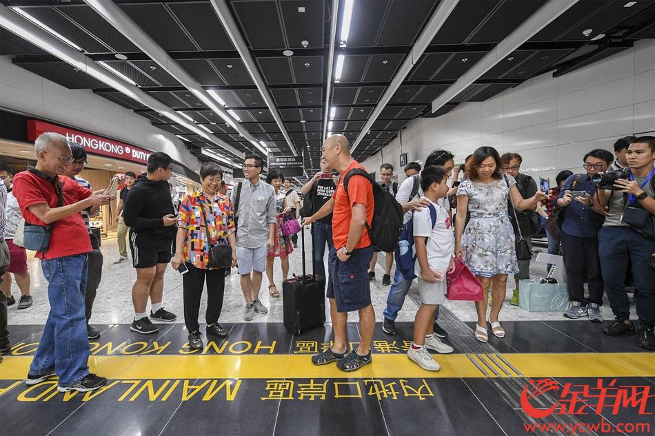 2018年9月23日，香港西九龙站，乘坐广深港高铁西九龙站始发的G5736乘客进入“一地两检”出入境程序。 记者 宋金峪 摄 