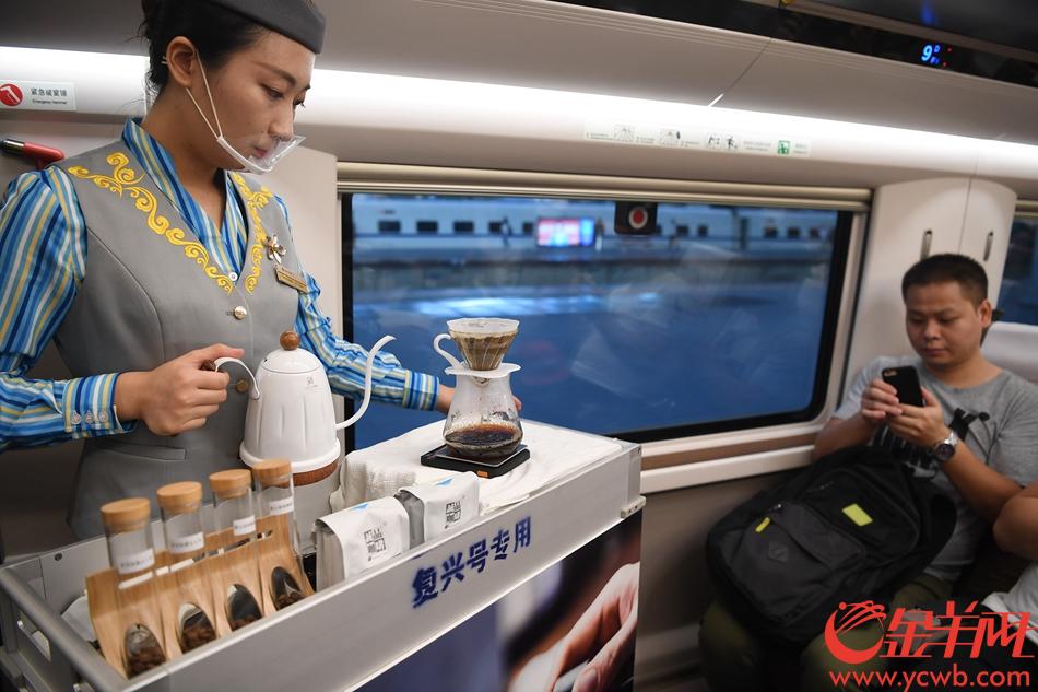 23日，广深港高铁高铁正式开通，早上6:48首班列车G6501从广州南站出发,开往香港西九龙站，乘客体验高铁。 记者林桂炎摄