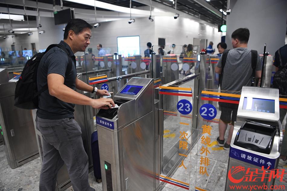 23日，广深港高铁高铁正式开通，早上6:48首班列车G6501从广州南站出发，开往香港西九龙站。图为抵达西九龙站，旅客刷通行证出境。 记者林桂炎摄