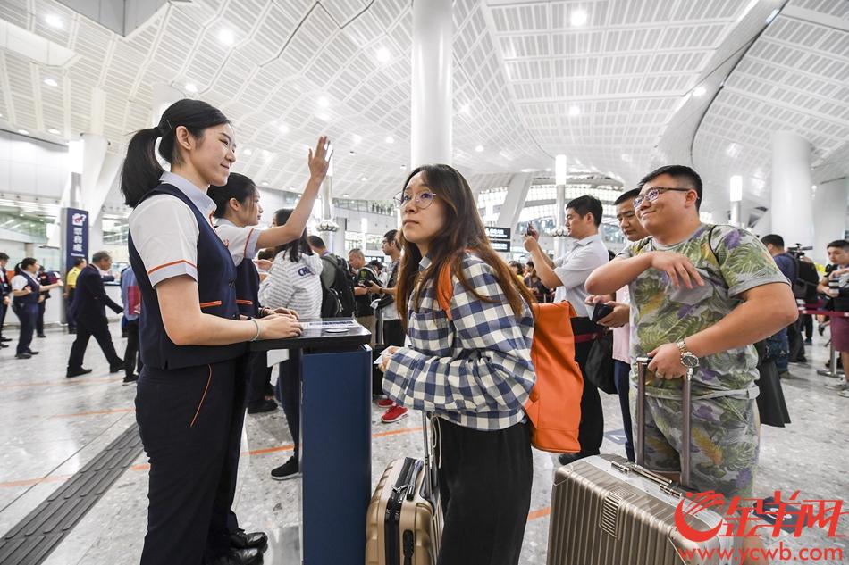 2018年9月23日，6时，香港西九龙站，乘坐广深港高铁西九龙站始发的G5736乘客开始检票进站，接受安检，准备进入“一地两检”出入境程序。记者 宋金峪 摄 