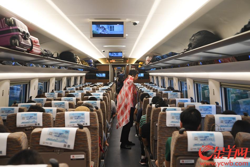23日，广深港高铁高铁正式开通，早上6:48首班列车G6501从广州南站出发,开往香港西九龙站，乘客体验高铁。 记者林桂炎摄