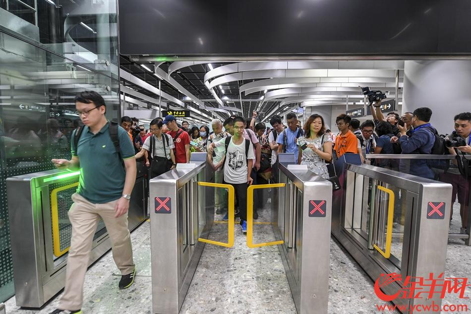 2018年9月23日，6时45分左右，香港西九龙站，乘坐广深港高铁西九龙站始发的G5736乘客准备登车。记者 宋金峪 摄