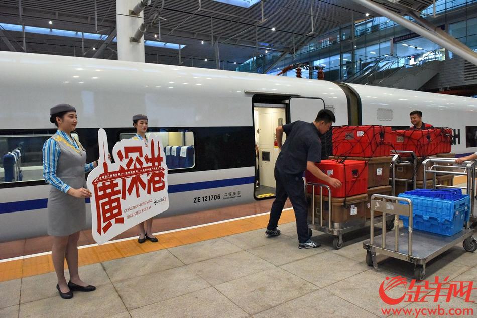 9月23日，6点44分，首趟深圳北开往香港西九龙列车开出。金羊网记者 王磊 摄