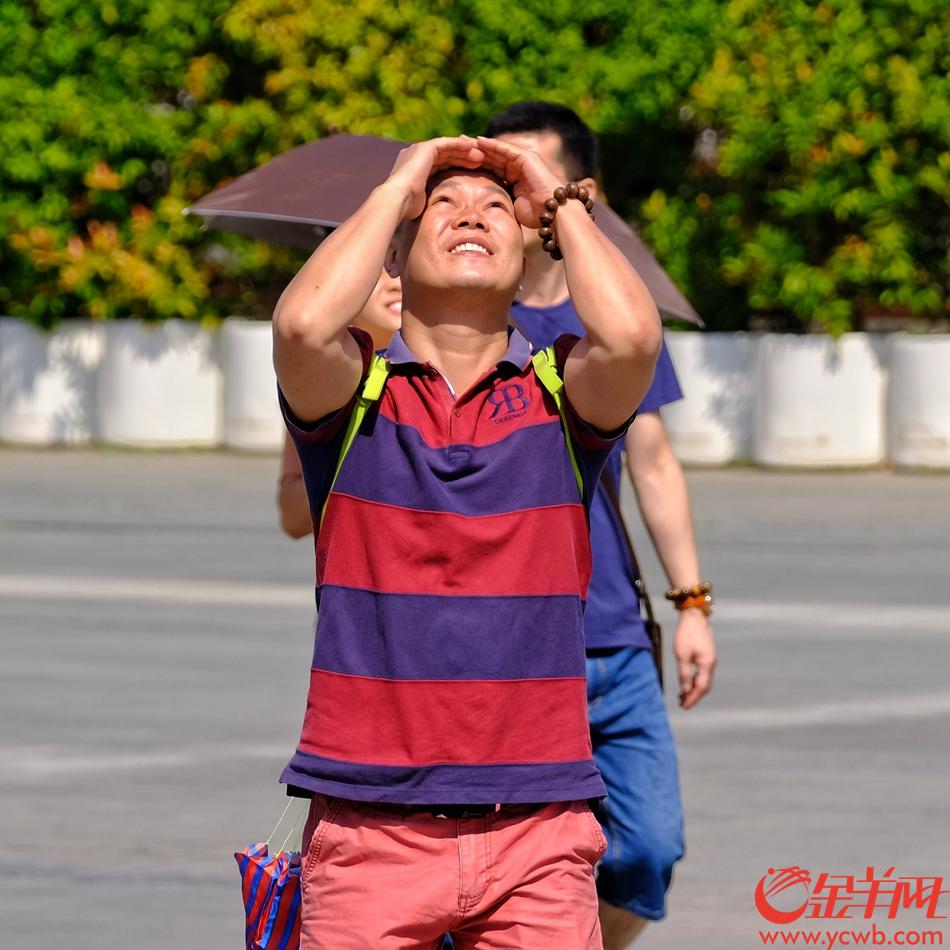国庆长假期间，广州每日秋高气爽，风和日丽，处处喜气洋洋，出门逛街、游玩的街坊，个个开心写脸上。金羊网记者 陈秋明 摄