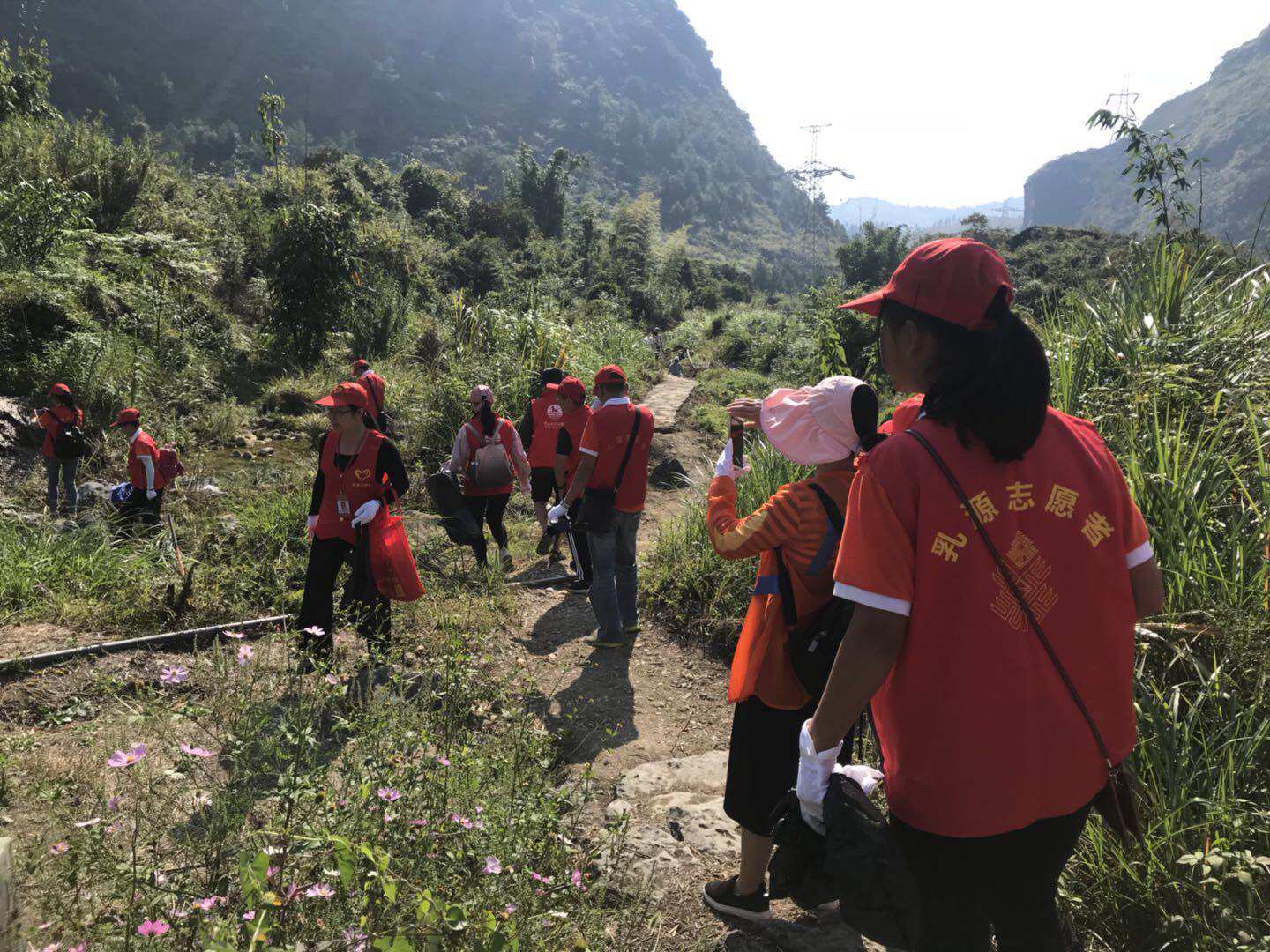 西京古道上的环保志愿者 图片由广东省旅游局提供