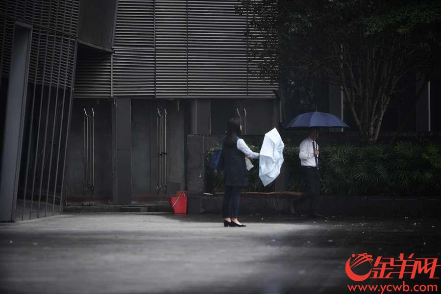 2018年10月10日，一场秋雨落在广州城。绵绵雨丝让市民多少有些猝不及防。没带雨具的市民要么冒雨而行，要么在屋檐下躲避，只能羡慕那些带了伞的行人。  金羊网记者 周巍 摄