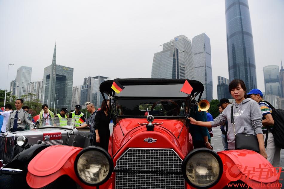 10月13日上午，广州花城广场上，20辆从德国长途跋涉而来的老爷车“洋气”亮相，引吸了大量市民前来拍照。金羊网记者 邓勃