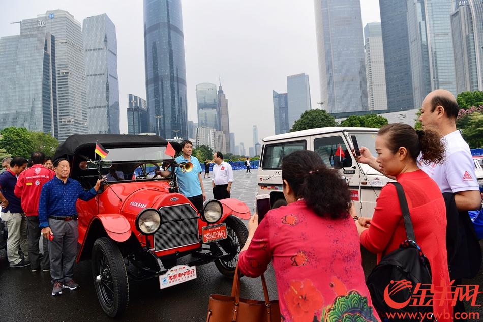 10月13日上午，广州花城广场上，20辆从德国长途跋涉而来的老爷车“洋气”亮相，引吸了大量市民前来拍照。金羊网记者 邓勃