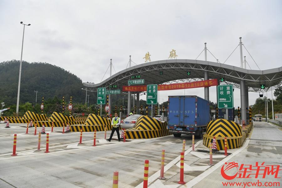 2018年10月16日，凤凰山隧道正式开通。 记者 汤铭明 摄