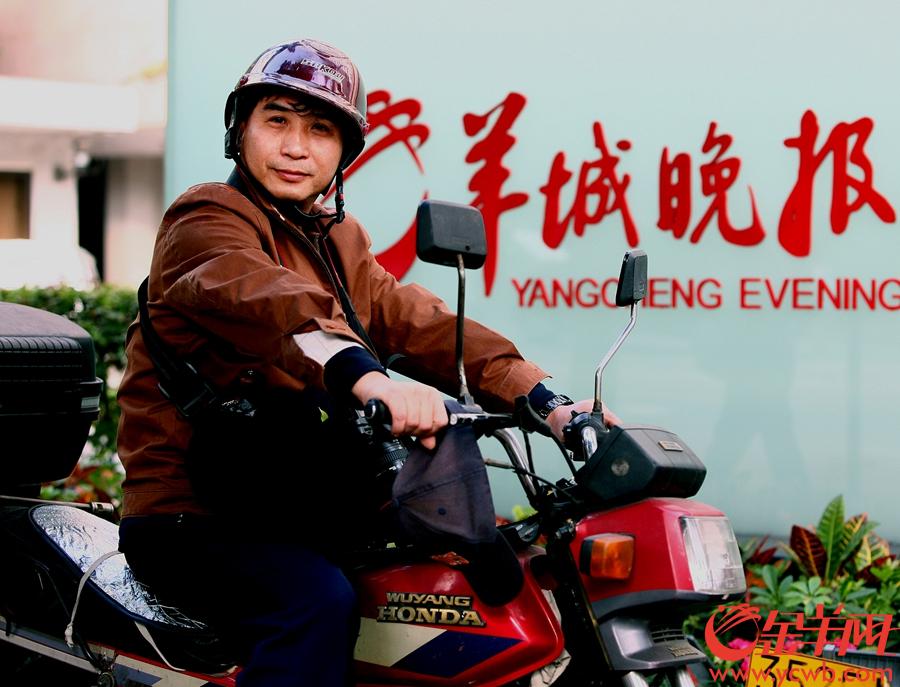 除了拿相机跑街，摩托车也是叶健强的“挚爱”，是他跑街的“长腿”。金羊网记者 陈秋明 摄