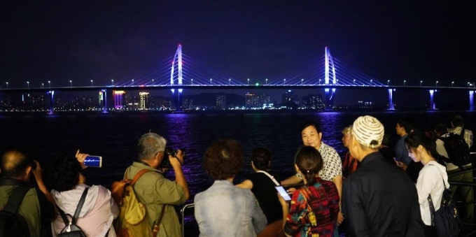  游客夜间观赏即将通车的港珠澳大桥