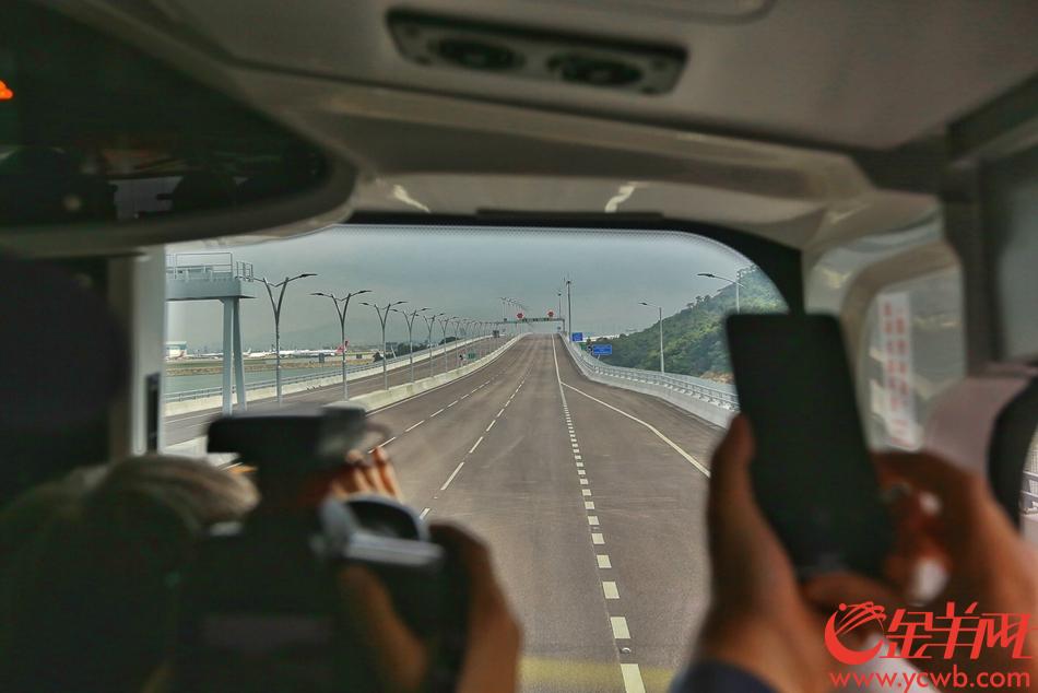 2018年10月24日，港珠澳大桥正式通车，首班由珠海开往香港的穿梭巴士经过港珠澳大桥香港段后抵达香港口岸 金羊网记者 宋金峪 摄