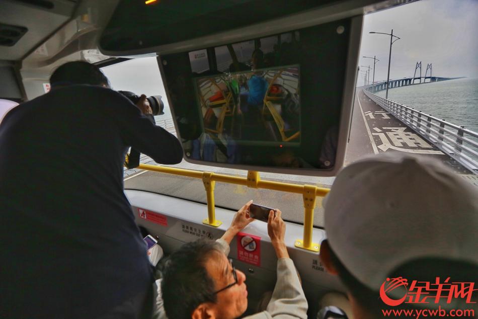2018年10月24日、港珠澳大桥正式通车，图为港珠澳大桥，珠海至香港穿梭巴士运营首发班车 金羊网记者 宋金峪 摄