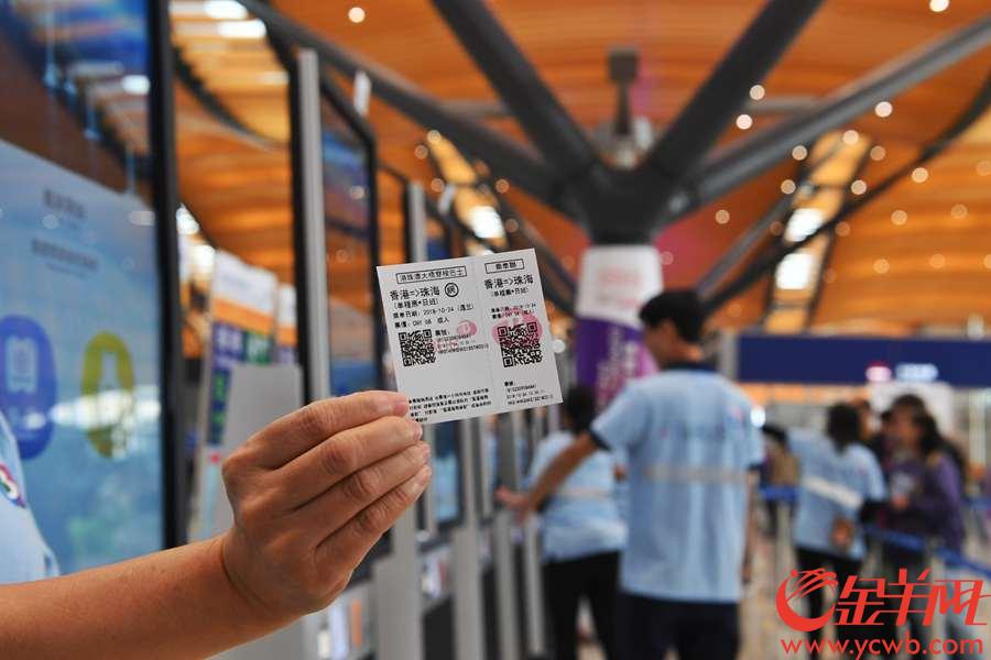 2018年10月24日，港珠澳大桥通车首日，旅客在香港口岸旅检大楼自助购买穿梭巴士车票。 金羊网记者 汤铭明 摄